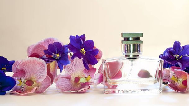 garrafa de perfume feminino em um fundo rosa
 - Foto, Imagem