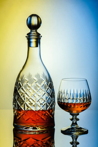 Karafki kryształowe i okulary z rumem, karafka z whisky na stół szkło kolorowe tło - Zdjęcie, obraz