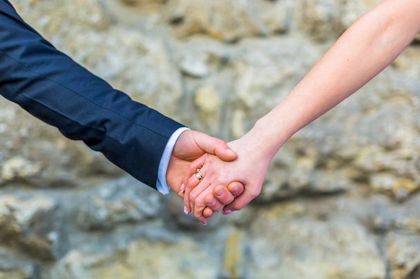 Menyasszony és vőlegény kéz a kézben - Fotó, kép
