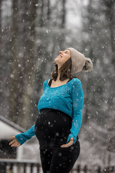 Kobieta w ciąży korzystających śniegu - Zdjęcie, obraz