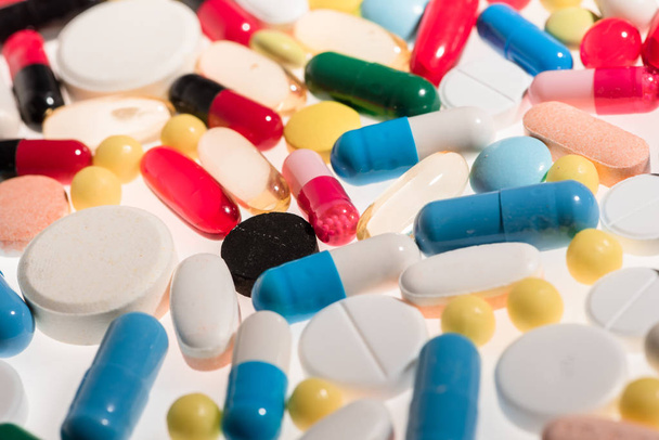 Pilha de comprimidos coloridos
 - Foto, Imagem