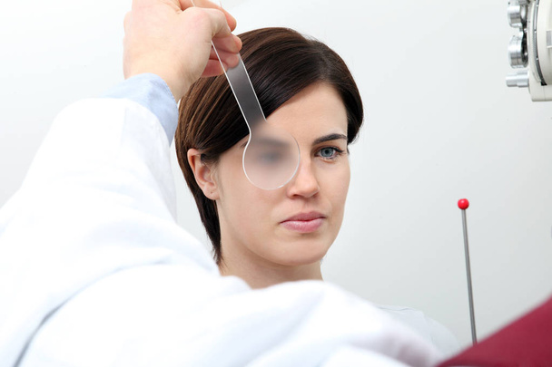 оптометрист-оптик врач осматривает зрение женщины пациентки i
 - Фото, изображение