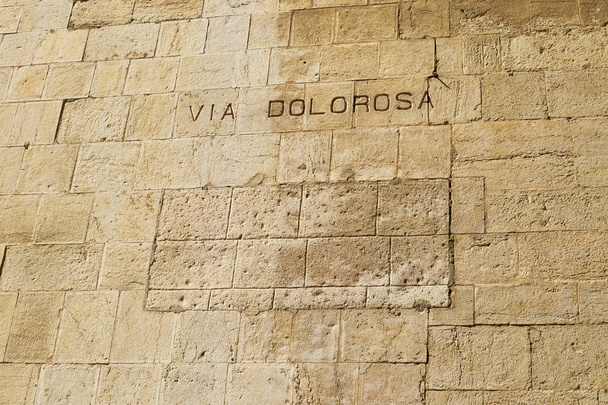 Via Dolorosa nápis na kamenné zdi v starém městě Jerus - Fotografie, Obrázek