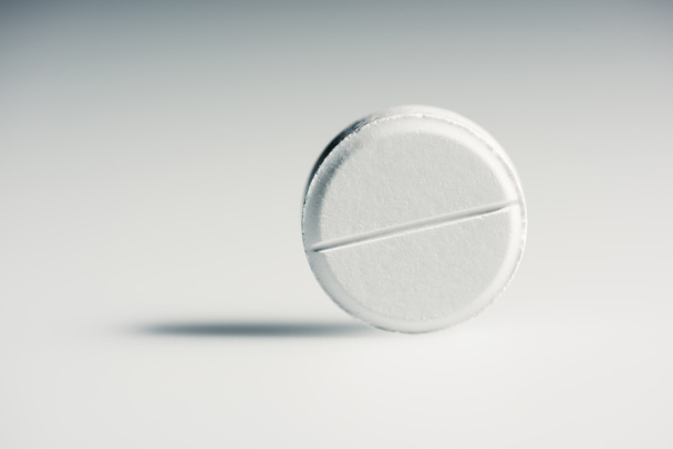 Pyöreä valkoinen tabletti
  - Valokuva, kuva