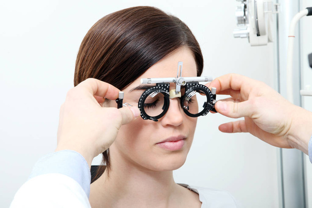 gözlükçü deneme çerçeve ile göz doktoru doktor görme inceliyor.  - Fotoğraf, Görsel