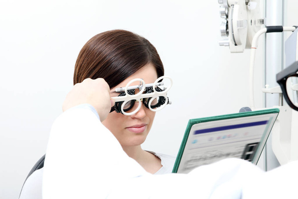 οπτικός με δοκιμή πλαίσιο, Οφθαλμίατρος γιατρός εξετάζει όραση  - Φωτογραφία, εικόνα