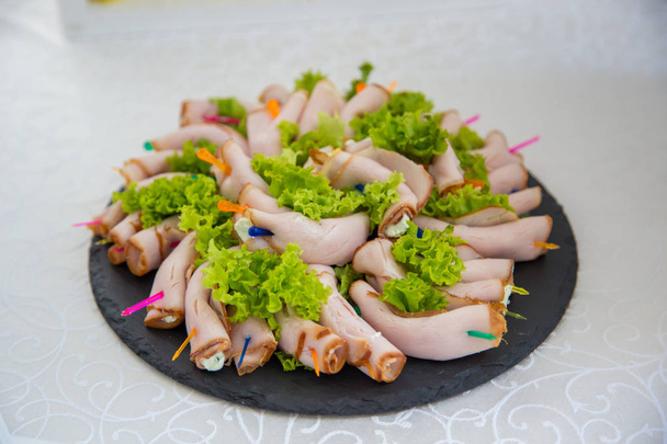 Snack de carne con ensalada verde en el plato
 - Foto, Imagen