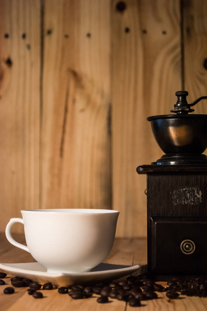 Tasse à café chaude et haricot sur fond bois ton vintage
 - Photo, image