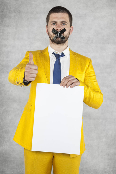 businessman holding a blank card, thumb pointing up - Foto, immagini