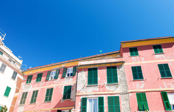 Village pittoresque de Vernazza, Cinque Terre. Belle hom coloré
 - Photo, image