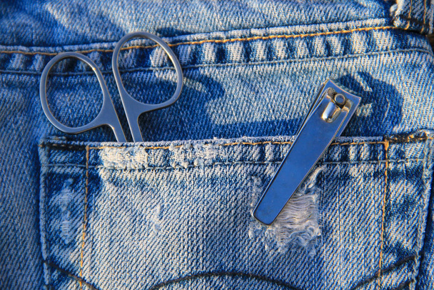 Tırnak makası ve mavi kot pantolon cebinde kesme makasını - Fotoğraf, Görsel