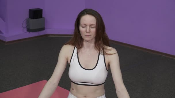Closeup of woman making yoga sitting and meditating - Záběry, video