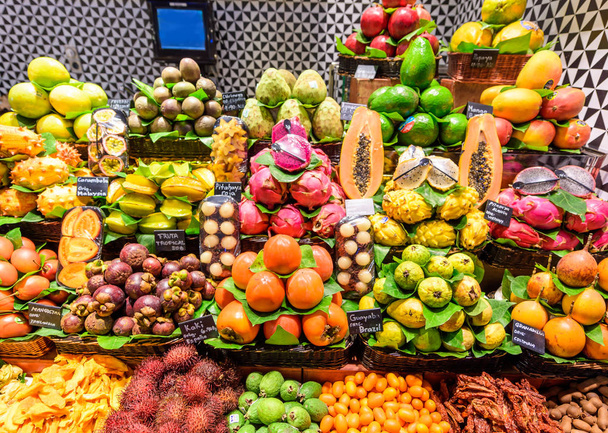 スペイン、バルセロナの市場で果物 - 写真・画像