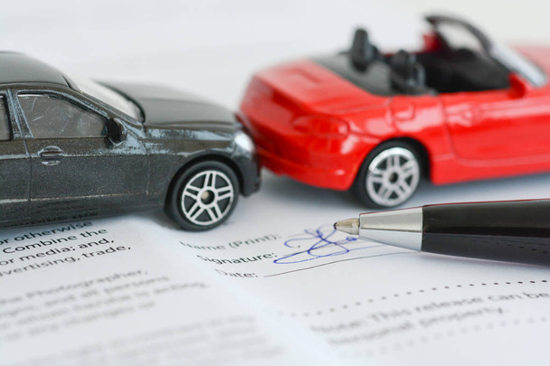 グッズ モデル車のクラッシュや事故を有する保険契約の概念  - 写真・画像