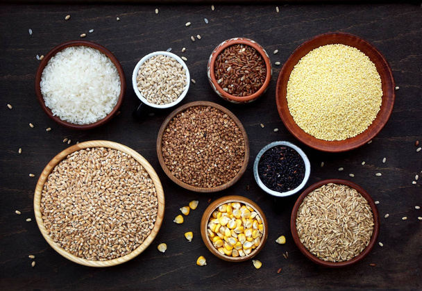 各種様々 なシリアル、ボウルの種子: 小麦、オート麦、大麦、米、キビ、ソバ、トウモロコシ. - 写真・画像