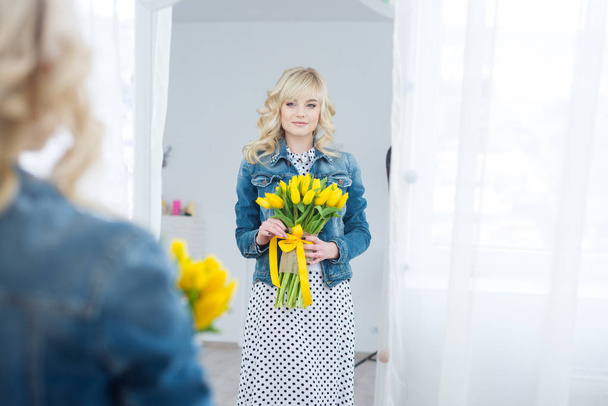 Young woman with tulips - Foto, Bild