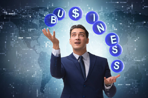 Бизнесмен жонглирует различными приоритетами в бизнесе
 - Фото, изображение