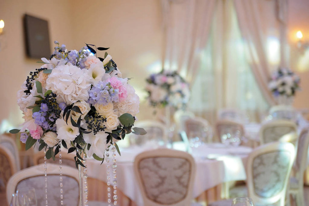 Πελατών τραπέζι γάμου διακοσμημένη με ανθοδέσμη και ρυθμίσεις - Φωτογραφία, εικόνα