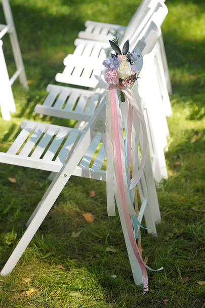 Svatební židle na každé straně podloubí - Fotografie, Obrázek