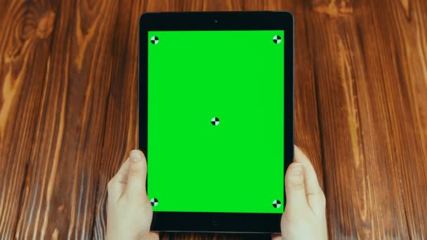 Frau benutzt vertikales Tablet mit grünem Bildschirm - Filmmaterial, Video