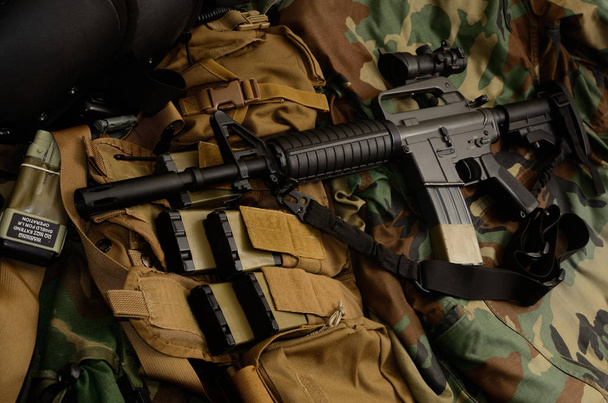 Επίθεση τουφέκι m16, πιστόλι και χειροβομβίδα - Φωτογραφία, εικόνα