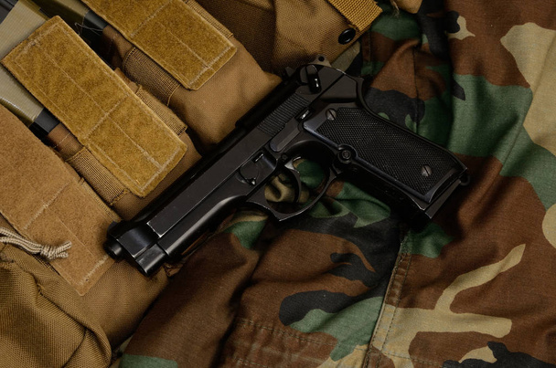 rifle de asalto m16, pistola, granada
 - Foto, Imagen