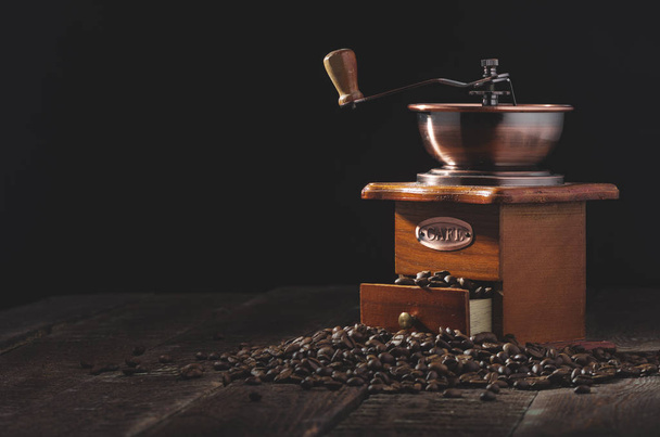 Old coffee mill with beans - Фото, изображение