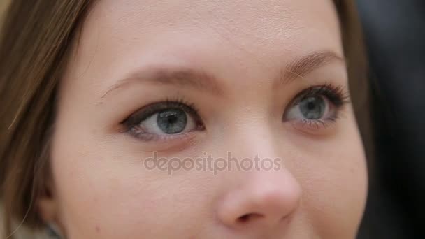 Close-up pretty woman eyes - Materiał filmowy, wideo