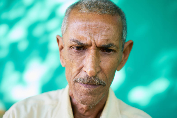 Latino déprimé vieil homme avec triste expression du visage inquiet
 - Photo, image