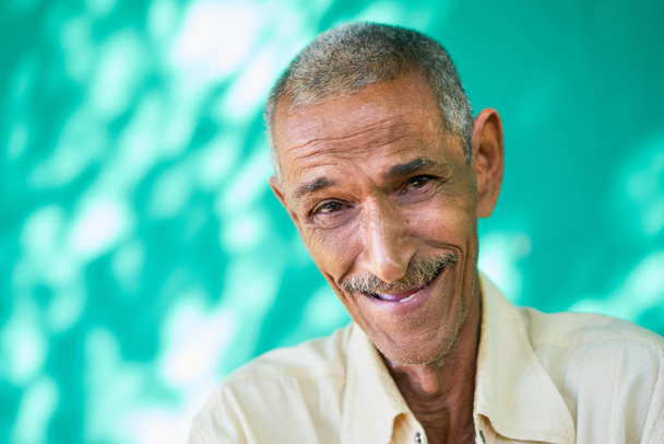 Personnes Portrait Heureux âgé Hispanique Homme Rire à la caméra
 - Photo, image