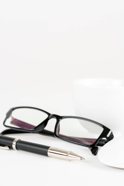 φλιτζάνι του καφέ, πένα, το ποντίκι και γυαλιά, σε φόντο - Φωτογραφία, εικόνα