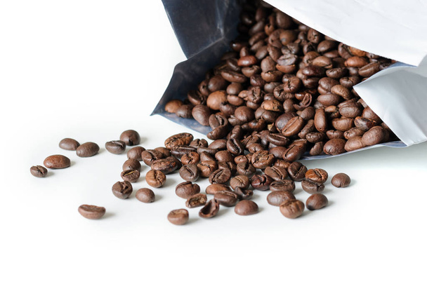 Beyaz arkaplanda kahve çekirdekleri - Fotoğraf, Görsel