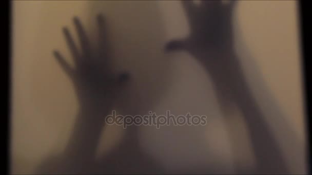 Horror film jelenet a női kéz és a fej és a kísérteties árnyékok az ajtóban üvegablak - Felvétel, videó
