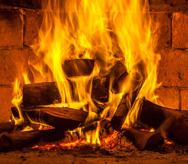 Un fuego arde en una chimenea
 - Foto, imagen