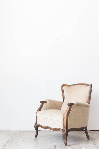 vintage πολυθρόνα σε λευκό τοίχο. - Φωτογραφία, εικόνα