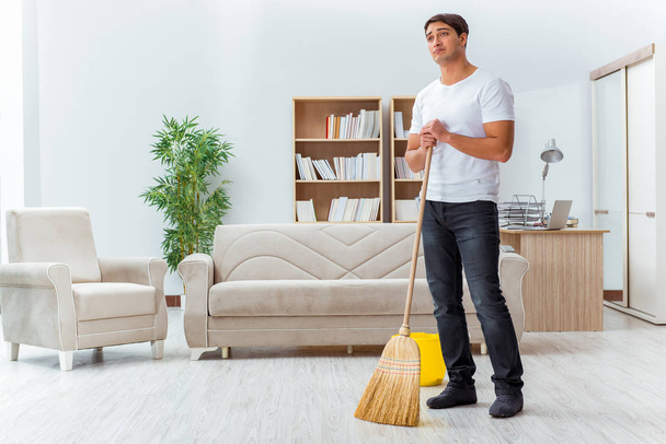 Άντρας σύζυγος καθαρίζει το σπίτι βοηθώντας τη γυναίκα - Φωτογραφία, εικόνα