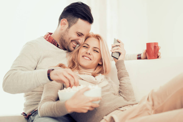 Jeune couple regarder la télévision
 - Photo, image