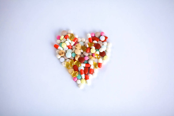 Um monte de medicação colorida e pílulas de cima - Foto, Imagem