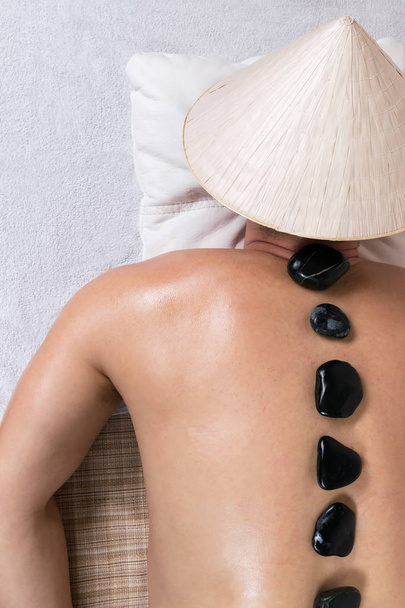 massage male back with warm stones - Foto, imagen