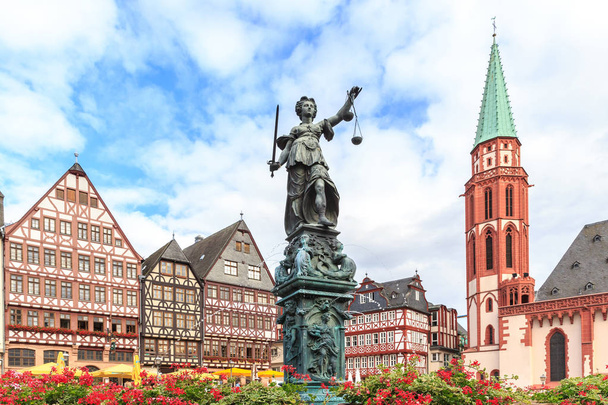 altstadtplatz romerberg mit justitia-statue - Foto, Bild