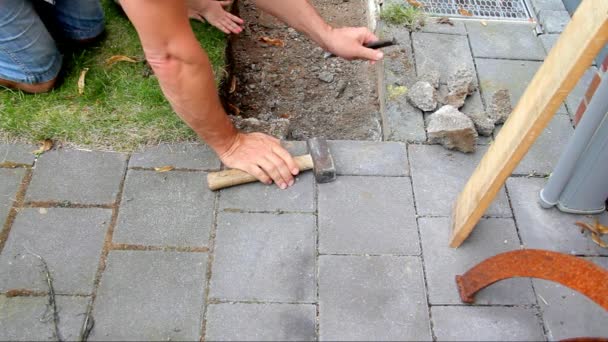 Travailleur prépare lieu pour la pose de dalles de pavage de béton
 - Séquence, vidéo