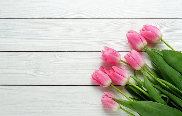 a bouquet of pink tulips on a white wooden background - Foto, Imagem