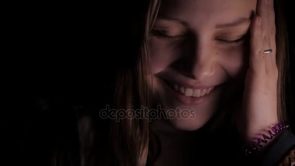 Closeup of cute teen girl smiling and laughing. 4K UHD - Metraje, vídeo