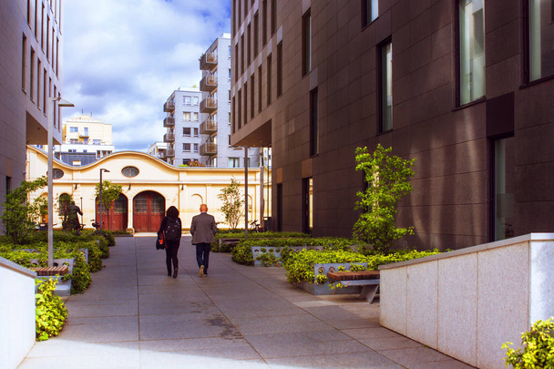 緑豊かな庭園、青い曇り空歩いている人とオスロ市の美しい街 - 写真・画像