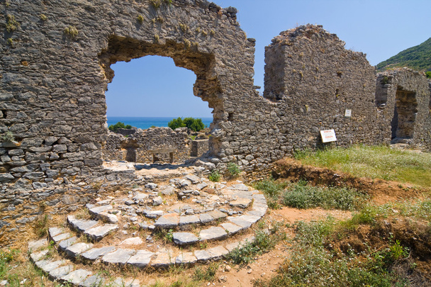 Некрополис анемурий датируется 2 и 4 веками и находится по обе стороны нижнего акеддукта в 350 км от области некрополиса.
 - Фото, изображение