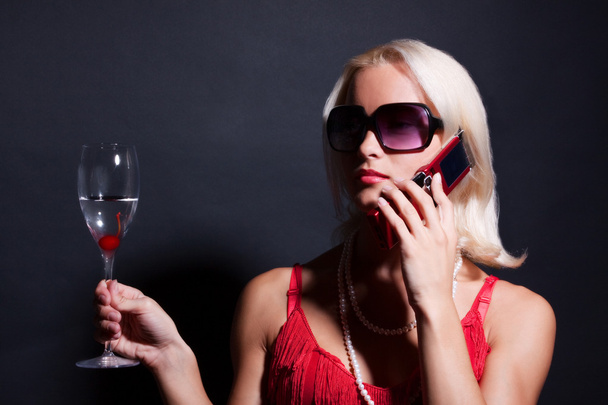 Vaalea nainen puhelimen ja lasin kanssa
 - Valokuva, kuva