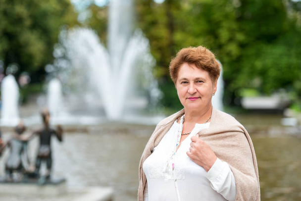 Woman standing in park - Valokuva, kuva