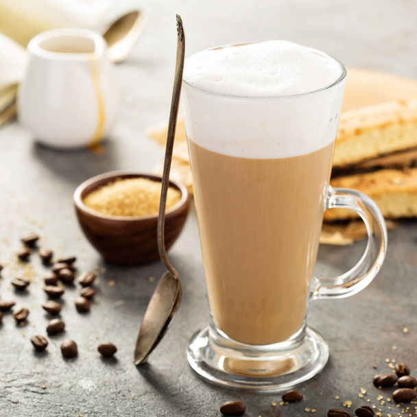 Hot coffee latte with biscotti cookies - Foto, Bild