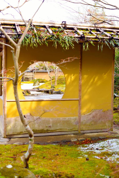 Okrągłe okno w ogrodzie skalnym w Matsushima - Zdjęcie, obraz
