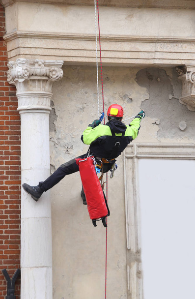 hasič s provazy na staré budově sledování stabilit - Fotografie, Obrázek